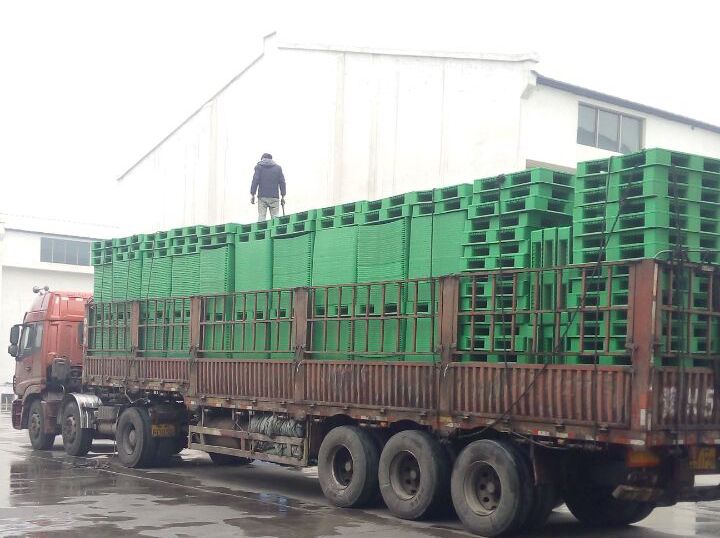 冒雨裝車(chē)，綠色托盤(pán)墊板裝車(chē)發(fā)走